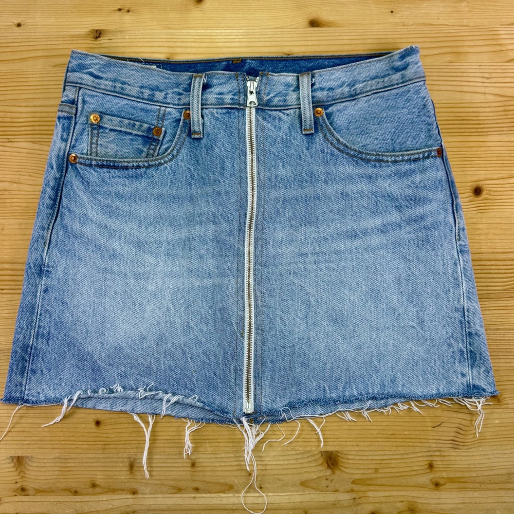 Levi's Premium Denim Zip Front Mini‎ Skirt Women's Size 27 Frayed Hem Light Wash